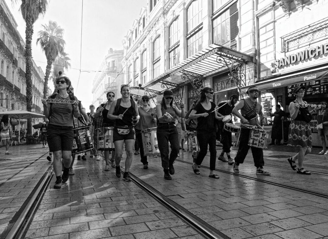 Photo en noir et blanc de La Battante lors d'une manif « Bloquons tout ».