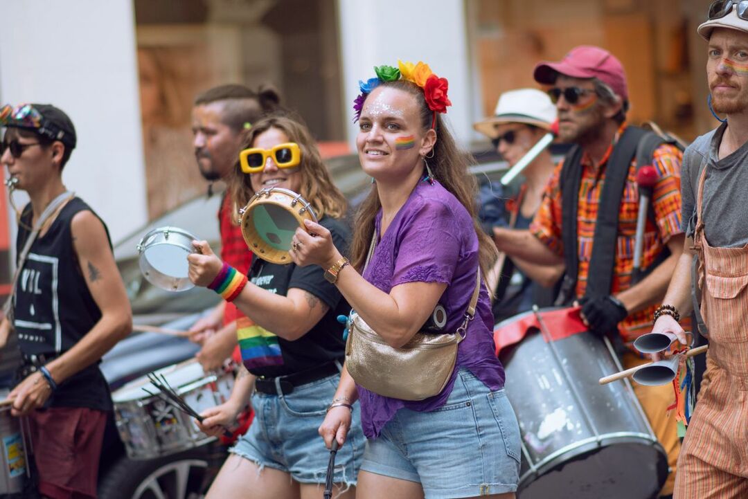 Photo couleur de La Battante à une marche des fiertés