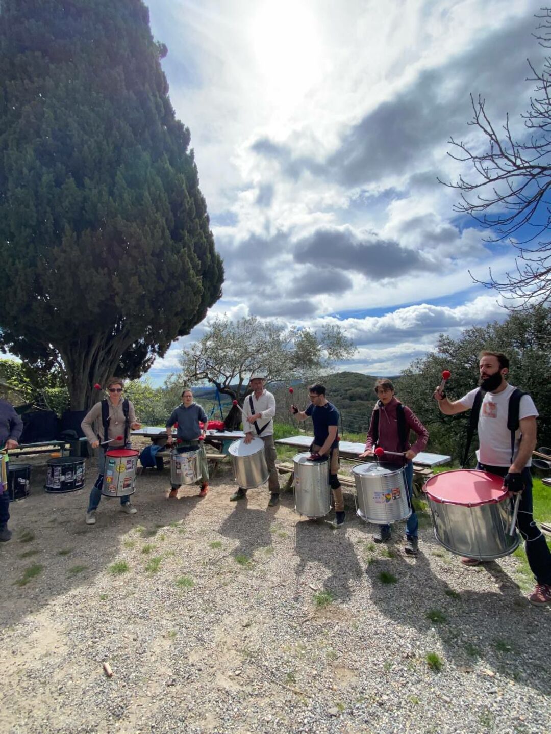 Photo couleur de 5 joueurs de Surdo en stage dans les Cévennes