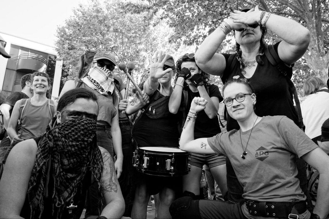 Photo en noir et blanc de BattantEs lors d'une manif « Bloquons tout ».