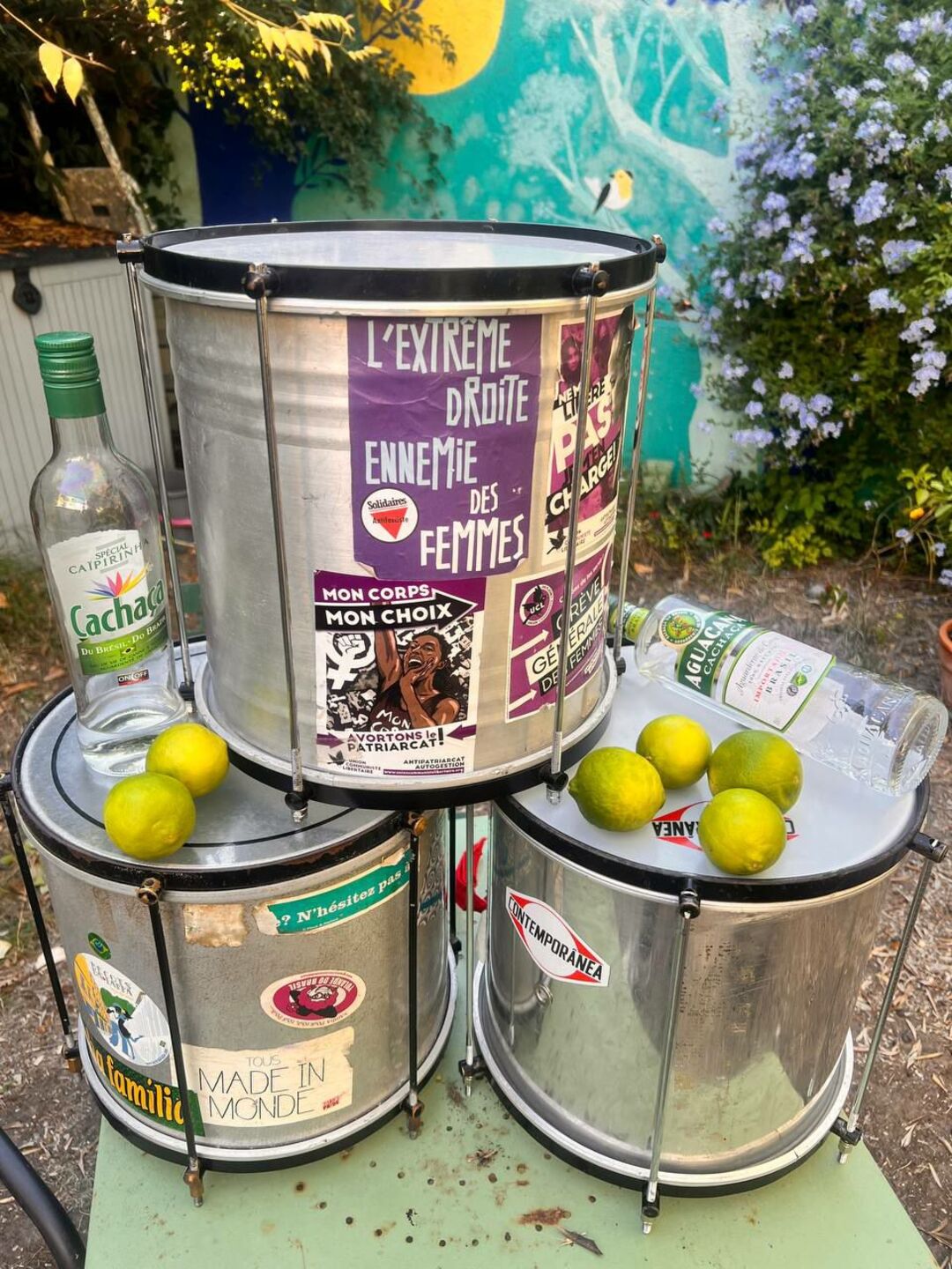 Photo couleur de 3 répinique avec citrons et cachaça.