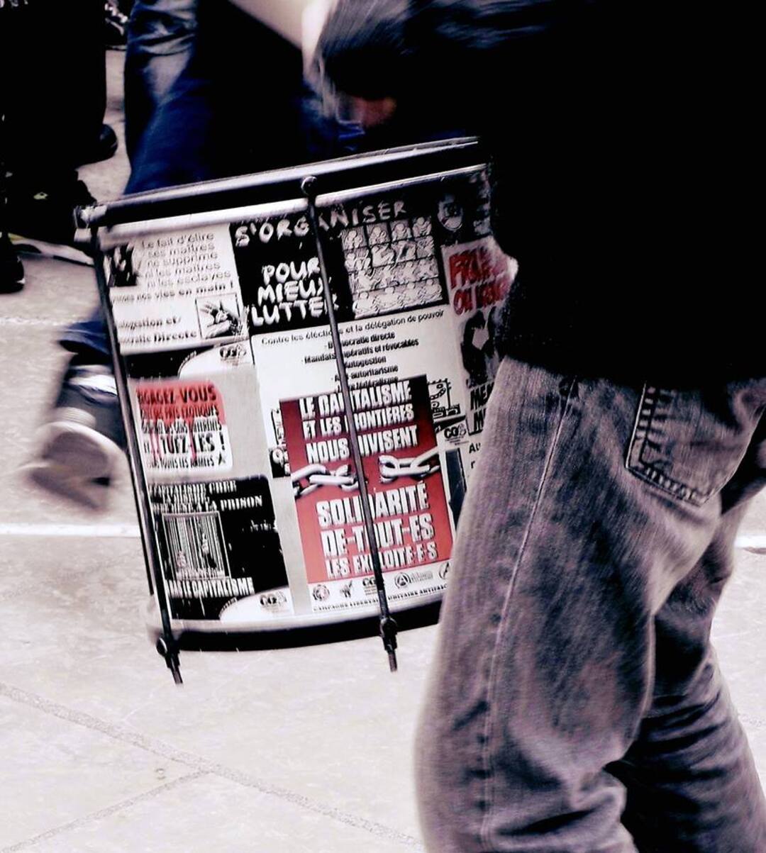 Photo couleur d'un répinique couvert d'autocollants militants